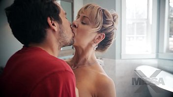 Грудастая мамаша просто обожает заниматься сексом с накачанным парнем в густой ванне